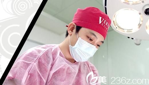 手術(shù)中的藤本 雅史