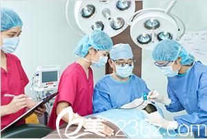 “高速?大量植發(fā)手術(shù)”