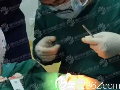 將肋軟骨植入鼻子內(nèi)