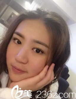 可能是醫(yī)生的技術(shù)好吧，我恢復(fù)了一個(gè)月就不腫脹了