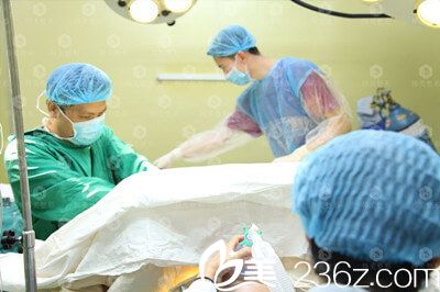 李曉東院長為小欣隆胸手術(shù)中 李曉東院長為小欣隆胸手術(shù)中