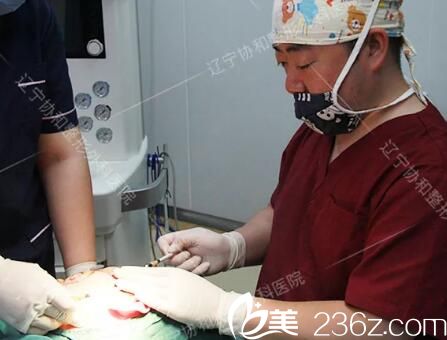 做自體脂肪填充全臉+假體墊下巴手術(shù)過(guò)程中 做自體脂肪填充全臉+假體墊下巴手術(shù)過(guò)程中