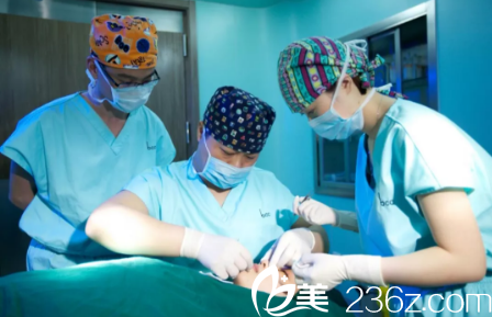 徐永醫(yī)生做手術(shù)時(shí)候的樣子