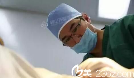 鄭裕錫進行手術中