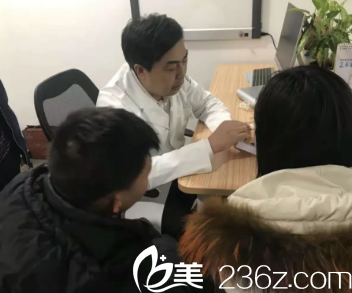 一姑娘飛到西安找醫(yī)生做耳部修復(fù)再造整形，由于打耳洞出現(xiàn)了畸形而求救