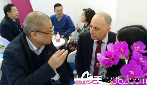 譚敏與國(guó)外醫(yī)生探討 譚敏與國(guó)外醫(yī)生探討