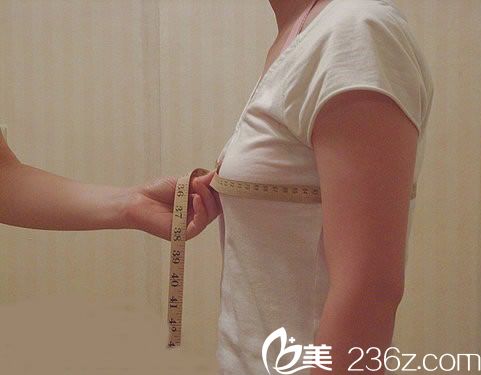 做假體隆胸手術(shù)前的平胸照片.jpg 做假體隆胸手術(shù)前的平胸照片.jpg