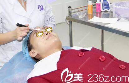 做果酸換膚過(guò)程中 做果酸換膚過(guò)程中