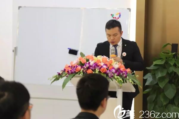 大會(huì)籌備小組張人波做籌備工作報(bào)告