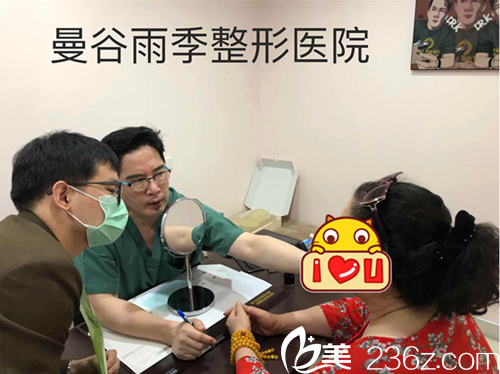 王院長(zhǎng)面診中 王院長(zhǎng)面診中