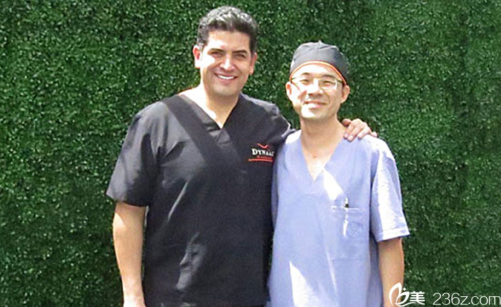 胡岱霖醫(yī)師與 4D 脂肪精雕大師 Dr. Alfredo Hoyos 合影 胡岱霖醫(yī)師與 4D 脂肪精雕大師 Dr. Alfredo Hoyos 合影