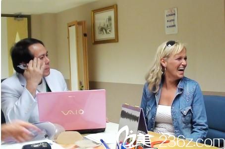 Pichet Rodchareon在接待患者 Pichet Rodchareon在接待患者