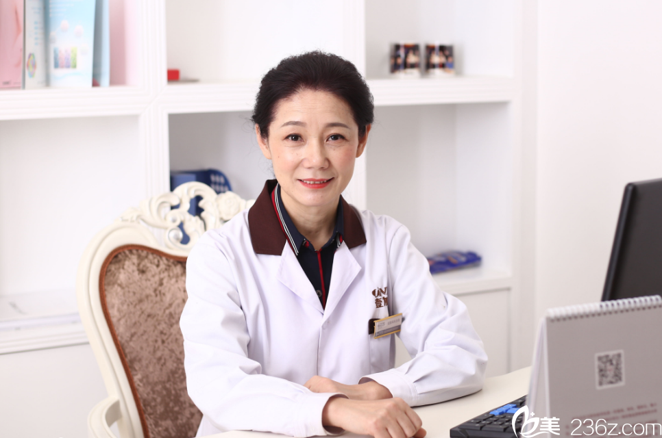 武漢壹加壹醫(yī)療美容醫(yī)院皮膚科主任:楊麗群 武漢壹加壹醫(yī)療美容醫(yī)院皮膚科主任:楊麗群