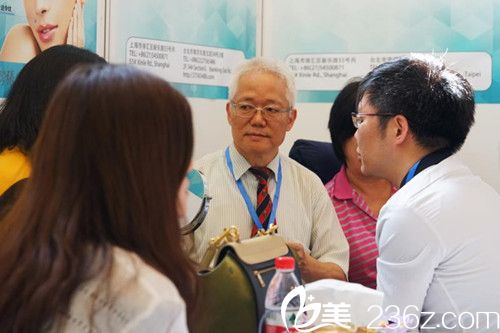 張國(guó)華院長(zhǎng)參加醫(yī)美會(huì)議