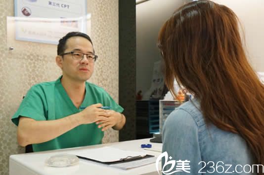 胡岱霖正在為求美者進行術前面診 胡岱霖正在為求美者進行術前面診