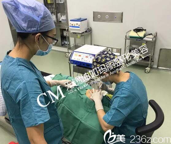 無錫坤如瑪麗的醫(yī)生去眼袋手術(shù)中 無錫坤如瑪麗的醫(yī)生去眼袋手術(shù)中