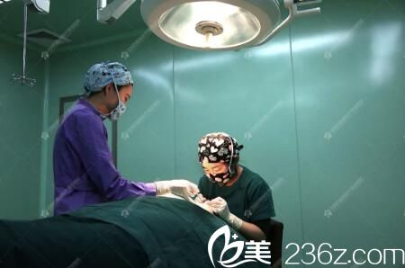 做祛眼袋手術(shù)過程中 做祛眼袋手術(shù)過程中