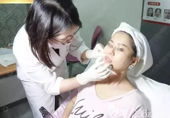 <!--<i data=20240703-sp></i>-->醫(yī)生注射伊婉玻尿酸填充除皺中