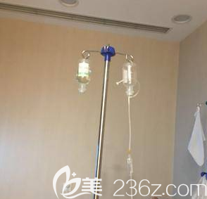 在北京亞韓做完手術(shù)后當(dāng)天輸液照 在北京亞韓做完手術(shù)后當(dāng)天輸液照