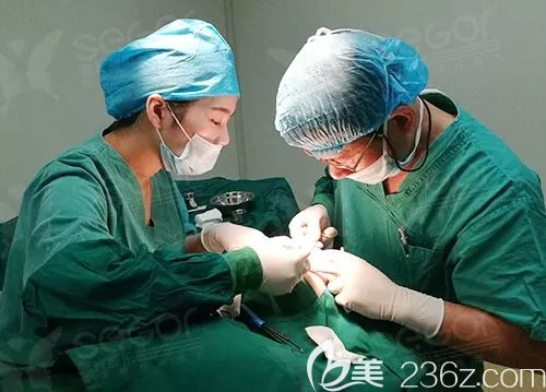 曙光醫(yī)生做PARK法雙眼皮手術(shù)中