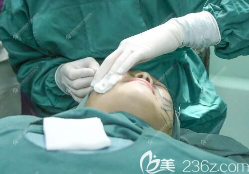 做線雕手術(shù)過(guò)程中 做線雕手術(shù)過(guò)程中