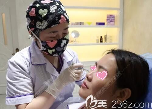 做面部玻尿酸填充塑形術(shù)中 做面部玻尿酸填充塑形術(shù)中