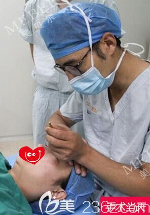 南京美貝爾醫(yī)生做眼綜合手術(shù)中 南京美貝爾醫(yī)生做眼綜合手術(shù)中