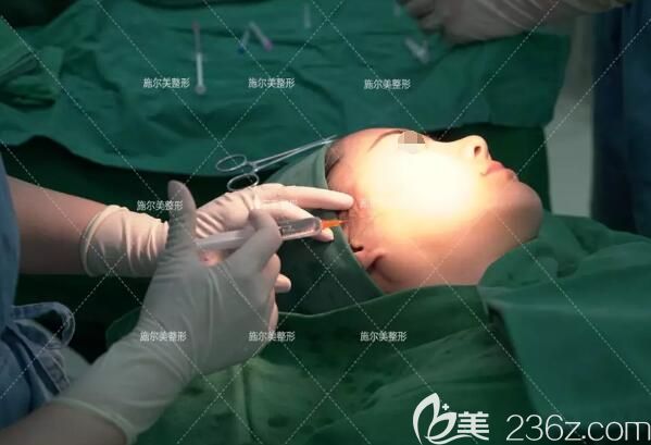 李彤彤院長做面部線雕手術(shù)中