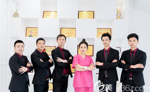 攀枝花奇麗整形美容醫(yī)院院長陳光利與醫(yī)院所獲榮譽合影 攀枝花奇麗整形美容醫(yī)院院長陳光利與醫(yī)院所獲榮譽合影