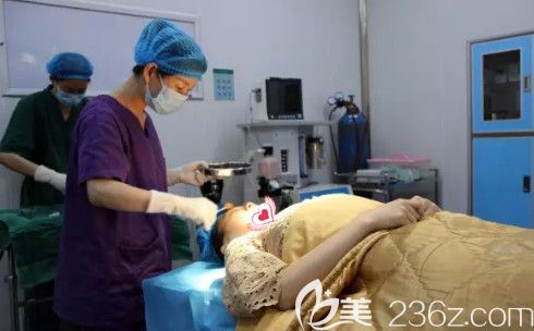 邯鄲京美荊萬里醫(yī)生為我做鼻綜合手術(shù)中 邯鄲京美荊萬里醫(yī)生為我做鼻綜合手術(shù)中