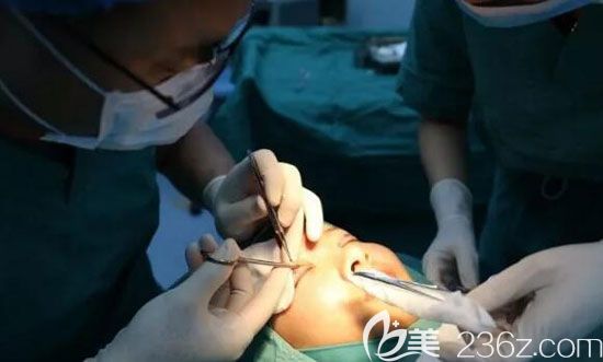 做雙眼皮手術(shù)時