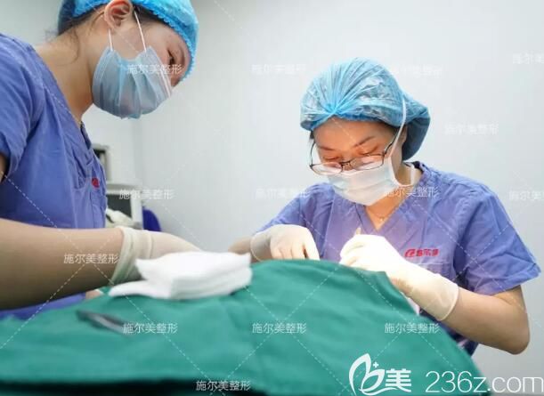 孫欣主任做外切法去眼袋手術(shù)中 孫欣主任做外切法去眼袋手術(shù)中