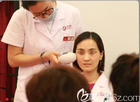 正在激光美膚操作中的陳秀琴