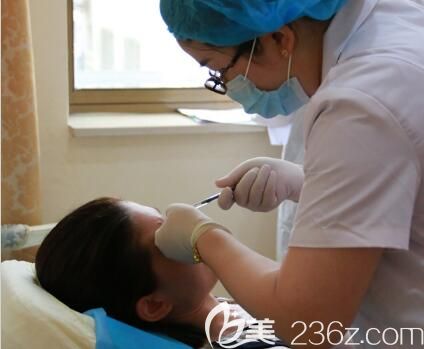 楊歡臘醫(yī)生注射微整過程中 楊歡臘醫(yī)生注射微整過程中
