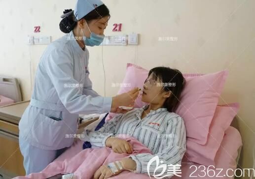 剛做完耳軟骨綜合隆鼻掛消炎水