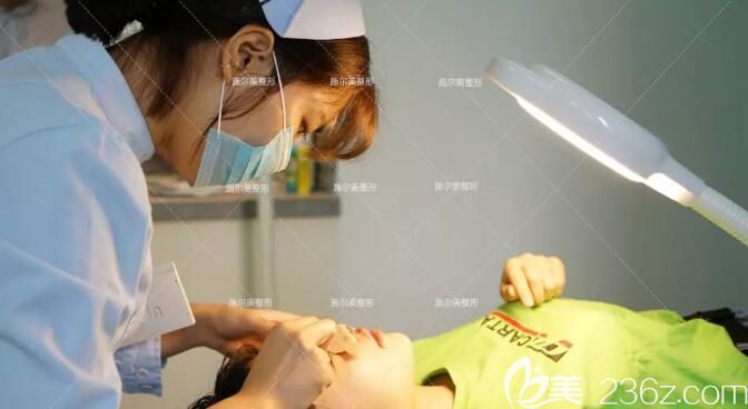 南京施爾美護士做耳軟骨隆鼻拆線中