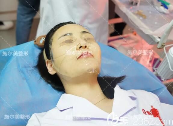 微針做完之后還要敷上活蛋白水晶面膜20-30分鐘