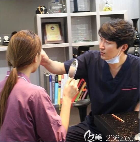 工作中的李炫直院長 工作中的李炫直院長