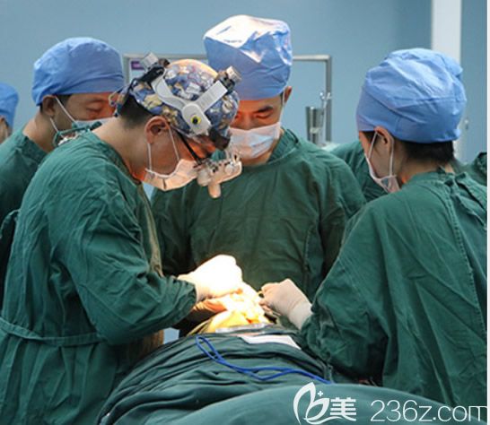 呼市京美劉野院長正在進(jìn)行鼻整形手術(shù) 呼市京美劉野院長正在進(jìn)行鼻整形手術(shù)