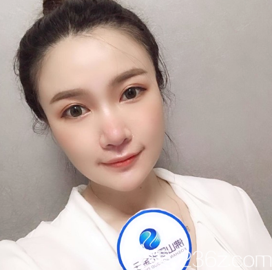 上個月找佛山曙光金子?李淑薇做完全切雙眼皮后拿了張醫(yī)院整形價格表