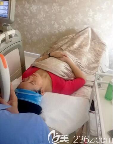 做復(fù)合彩光術(shù)前面部涂抹冷凝膠 做復(fù)合彩光術(shù)前面部涂抹冷凝膠