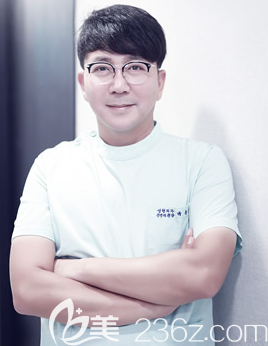 韓國臉本臉骨院長樸用男醫(yī)生