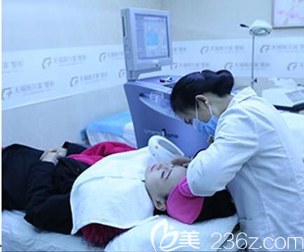 激光美膚手術(shù)中的孫華醫(yī)生 激光美膚手術(shù)中的孫華醫(yī)生