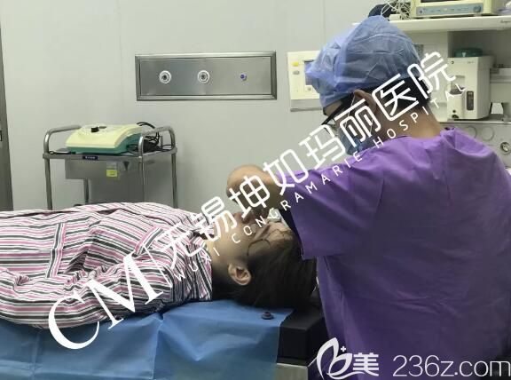 李偉醫(yī)生術(shù)前設(shè)計劃線隆鼻方案中 李偉醫(yī)生術(shù)前設(shè)計劃線隆鼻方案中