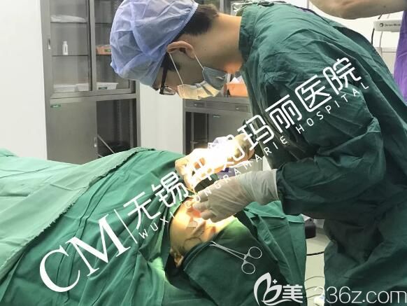 做鼻綜合術(shù)前醫(yī)生消毒處理 做鼻綜合術(shù)前醫(yī)生消毒處理