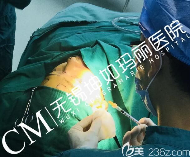 去除自體耳軟骨并進行雕刻過程 去除自體耳軟骨并進行雕刻過程