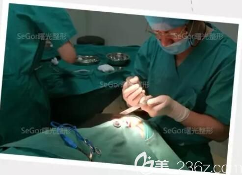 田文清醫(yī)生做韓式雙眼皮手術(shù)中 田文清醫(yī)生做韓式雙眼皮手術(shù)中