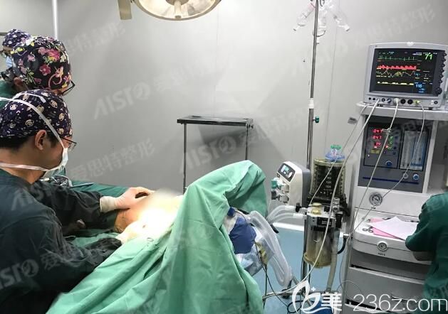 無錫愛思特春天醫(yī)生做假體隆胸手術(shù)中 無錫愛思特春天醫(yī)生做假體隆胸手術(shù)中