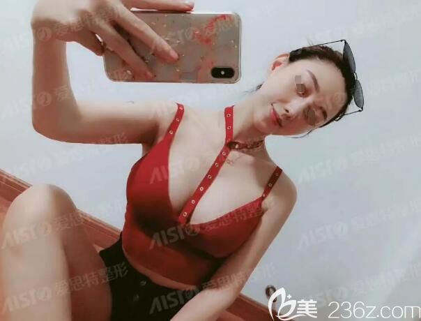 本身就不大的胸生寶寶哺乳后更平了還有些垂 老公帶我到無(wú)錫愛(ài)思特做隆胸手術(shù)恢復(fù)自信的我