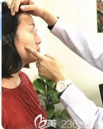 祛斑術(shù)前范紅梅醫(yī)生做面診